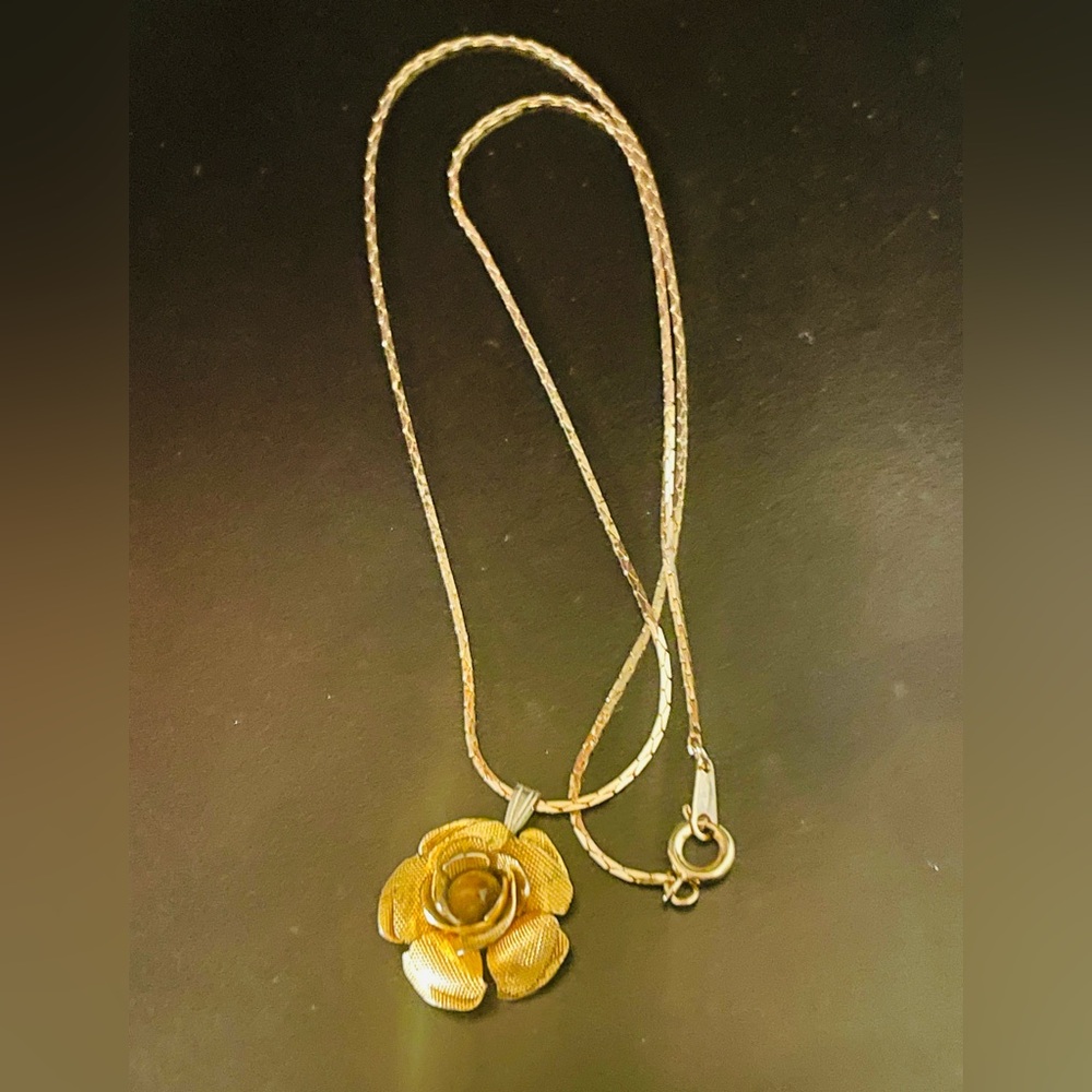 Vintage Gold Tone Floral Rose Pendant Necklace - Picture 9 of 13